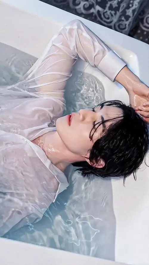 跟贴 x 用微信扫描二维码 分享至好友和朋友圈 "行走的荷尔蒙"李栋旭