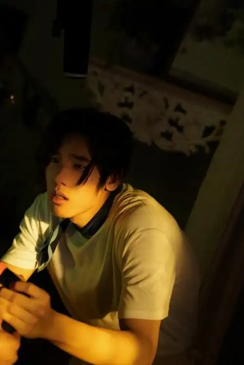 王子异超话91#异触吉发#捕捉@王子异片场的零星瞬息,当情感与爱被倾