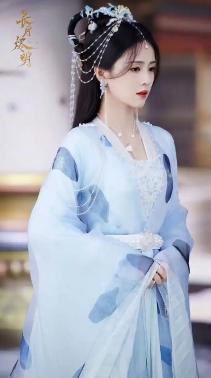 白鹿长月烬明剧照,每一套古装写真都显得仙气飘飘.