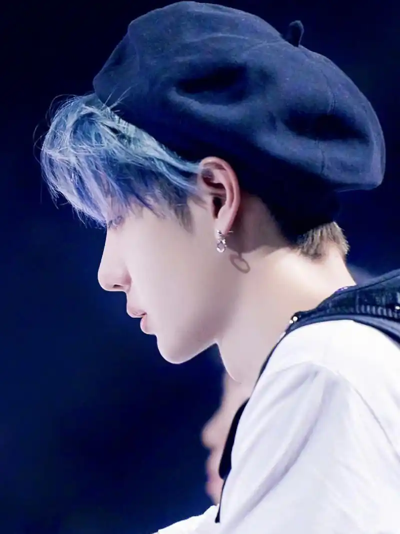 王一博戴帽子的手机壁纸