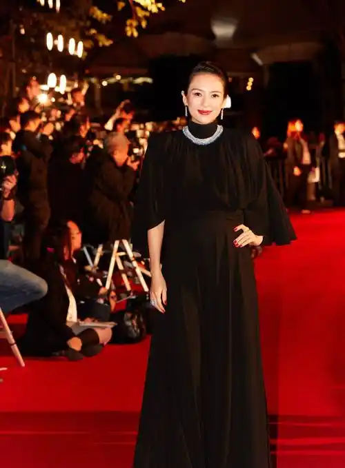 章子怡孕后"发胖",靠黑色裙子藏肉,看来明星也有普通人的烦恼_款式