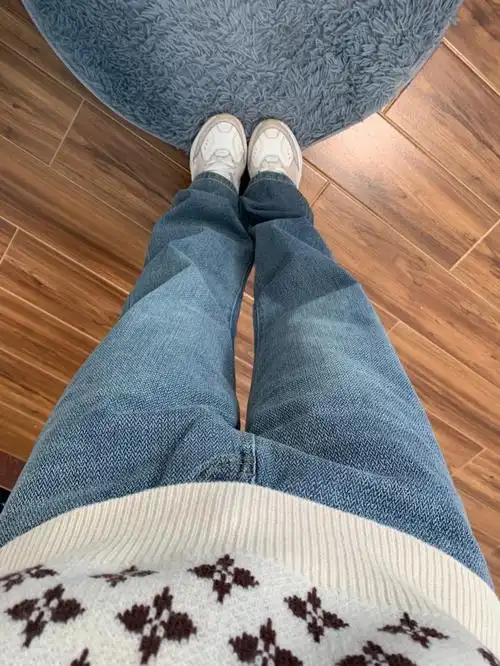 小宽松裤子的纹路很特别,面料很柔软~穿上垂坠感很好,膝盖处不会鼓包!