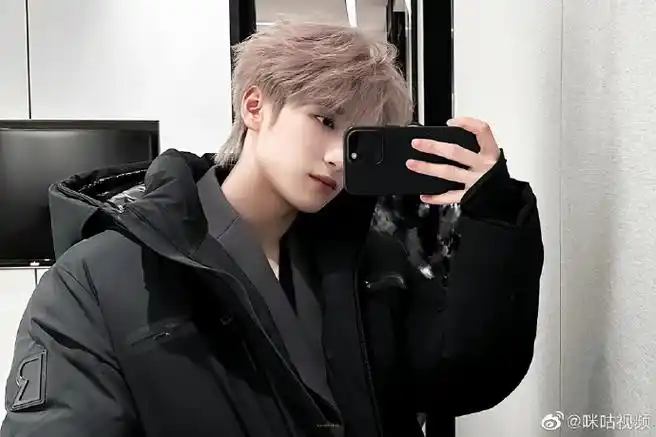 团-严浩翔的发色盲盒昨天开到了白金色,还有谁没有get到这个神仙发色?