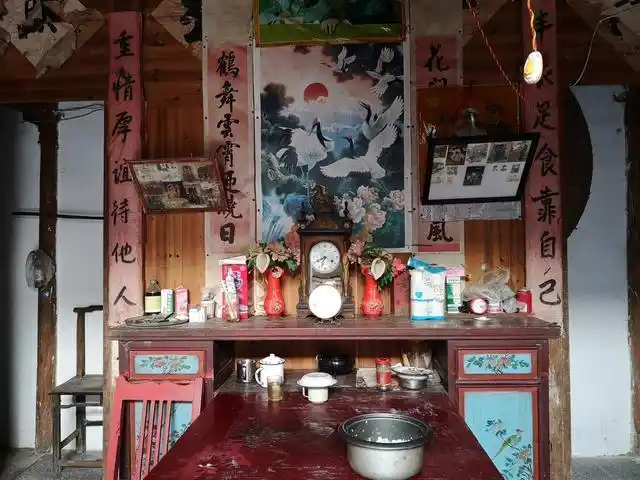 农村70岁老汉至今打光棍家里收拾得很整洁客厅的对联很有意思