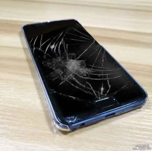 求把手机p成碎屏 很惨很惨的那种 - 恶搞 - ps教程自学网