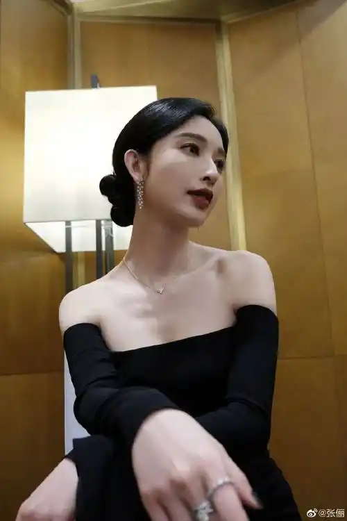 20日晚,著名女星张俪晒出最新复古港风写真,魅力十足.