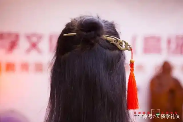 所谓总角是指古时少儿男未冠,女未笄时的发型,头发梳成两个发髻,如