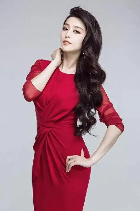 范冰冰在国外穿得这么端庄!白色格纹套裙配短发,不作妖反而更美|衬衫|