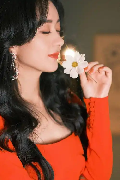 赵丽颖最新写真,身穿红色紧身连衣裙,港风韵味十足-爱读书