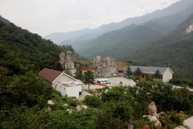 南召宝天曼山门之外