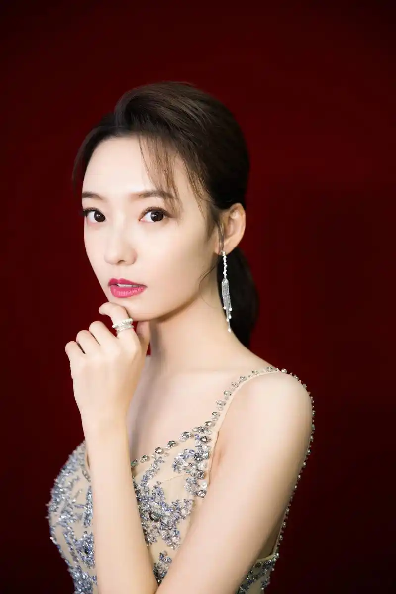 昨天,星光范特西——圣诞嘉年华～ 我,真心不认识她, 可…团队的小