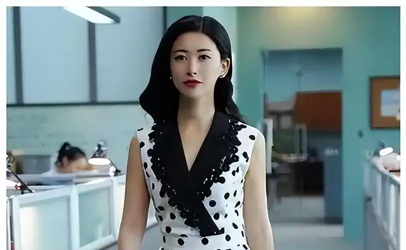 回顾豪横情史朱珠前任个个都是人物37岁选择嫁给普通人