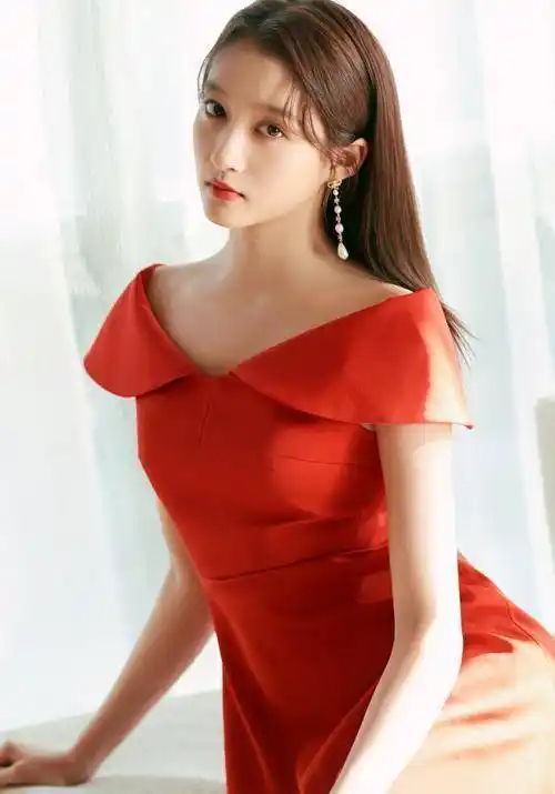 关晓彤拍戏被指动作不雅,穿短裤蹲电梯上撅屁股,正对张一山的头_网友