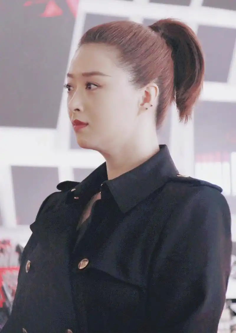 蒋欣新款高马尾发型"火"了,搭配黑色look至少减龄20岁,太惊艳