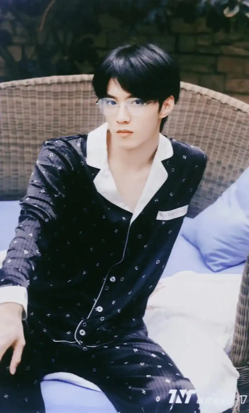 普爱众生.#刘耀文 #氛围感 #禁欲系 #颜值 #眼镜杀 @ - 抖音