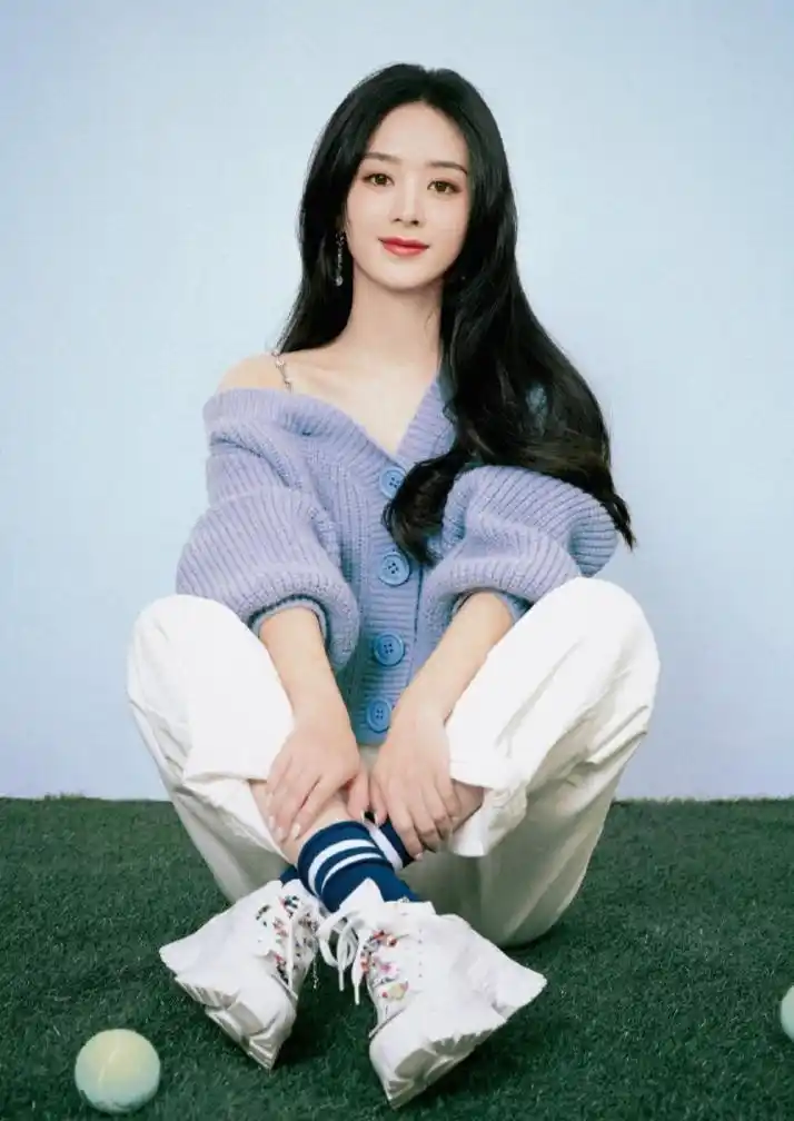 赵丽颖最新一期拜冰注意到她的袜子才知为何都叫她boss