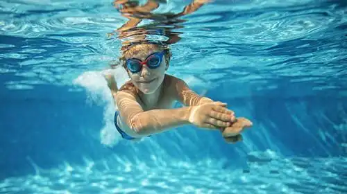 夏季游泳清凉舒爽,3个好处减肥者青睐,但下水前要知道这些真相