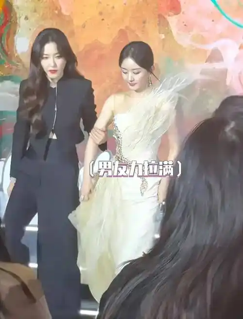 赵丽颖和曾黎同框,身高差好萌,林更新还抢着拉裙摆_俩人_凤行_剧中