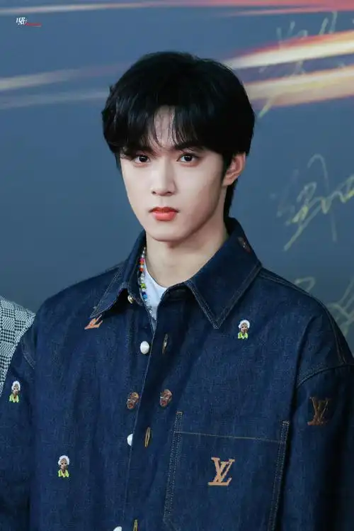 雷佳音刘耀文牵手