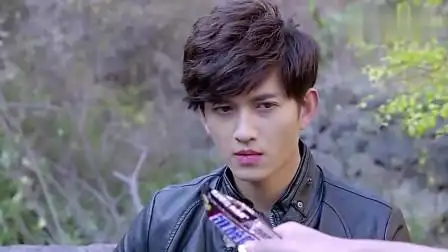 麻辣变形计:剧亮拿巧克力哄小迪,小迪分给大家,大卫吃醋不愿吃