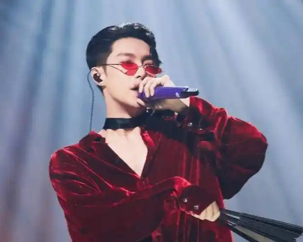 从照片中我们可以看到,此刻的张艺兴比以往时尚了很多,留着大背头发型