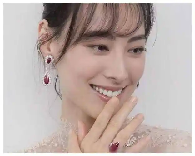 梁洛施疑戴3000w戒指穿上婚纱喊话李泽楷李嘉诚担忧