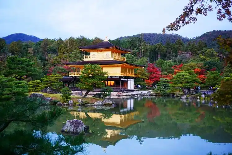 金阁寺是日本的国宝,是日本江户时代的建筑风格的代表.