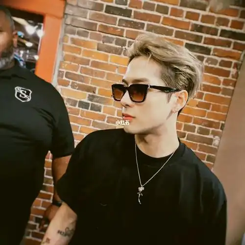 背头也忒帅了吧扛不住王嘉尔的颜值啊