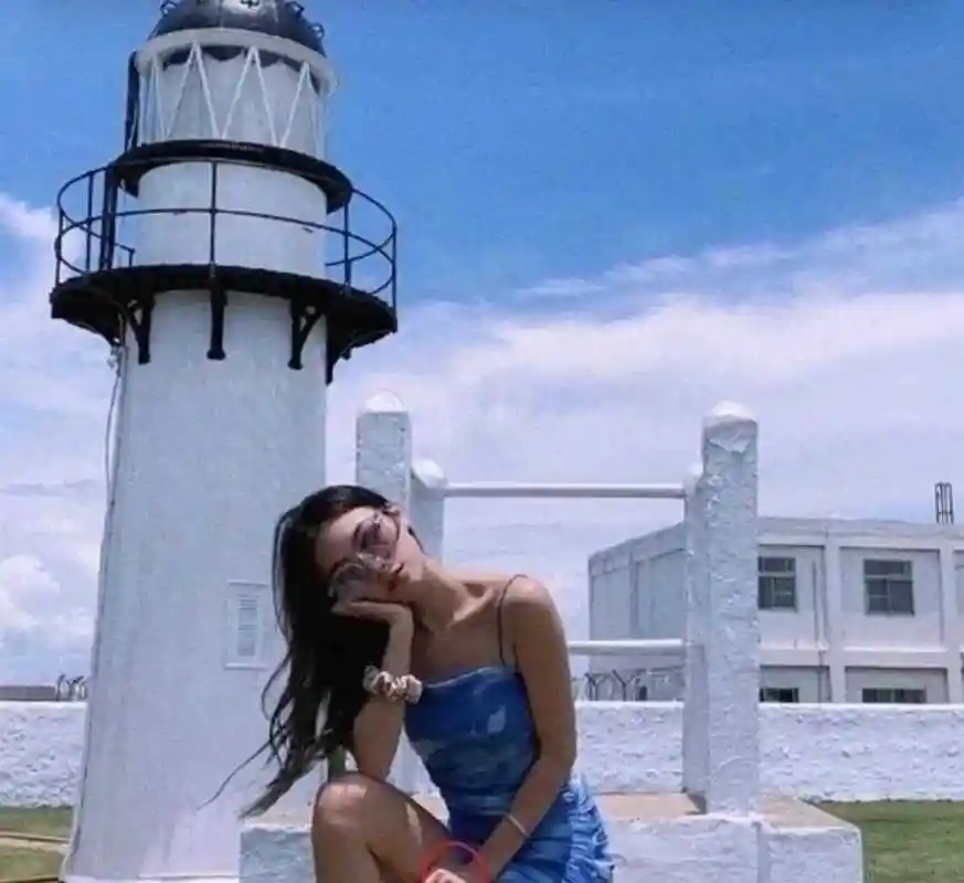 高以翔女友苏湘涵在社交网站上晒出一组照片,身穿蓝色吊带裙的看起来