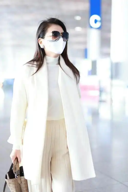 明星们的机场穿搭是比较有看点的,可以很直观地看出他们的衣品好坏