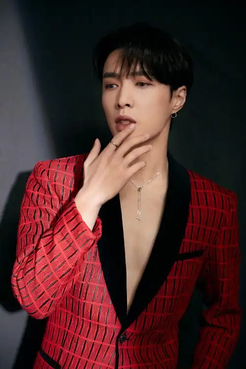 简介:张艺兴红色真空西装写真图片,分享一组张艺兴图片给大家,图中的