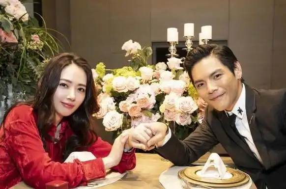 封面郭碧婷和向佐合照里面恩爱的模样跟结婚照很像