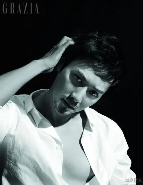 冯绍峰半裸写真曝光 (图)