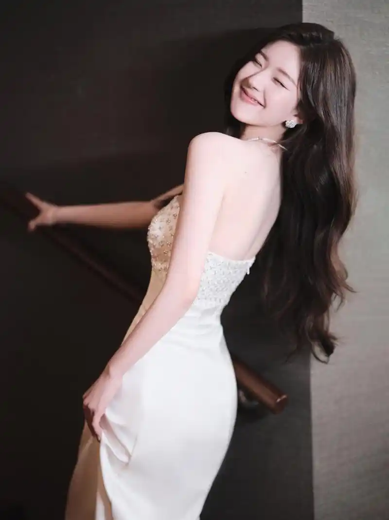 赵露思白色抹胸裙,香肩锁骨,纤美动人