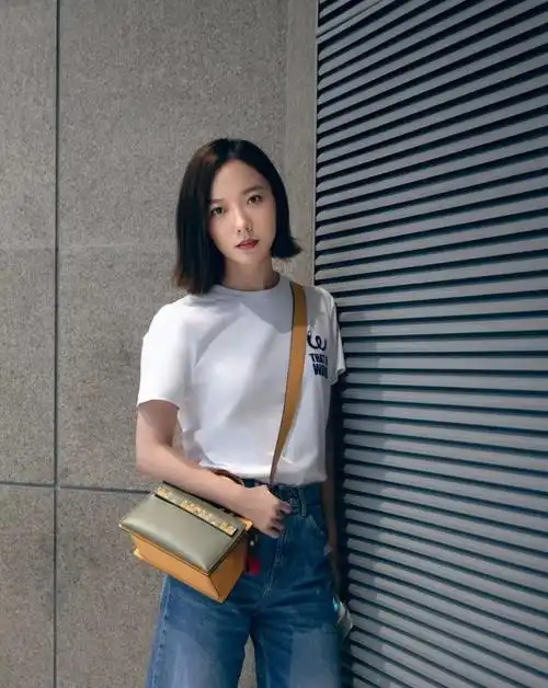 演员王珞丹   我们王珞丹小姐姐也在机场街拍中以一身简单白t加牛仔的