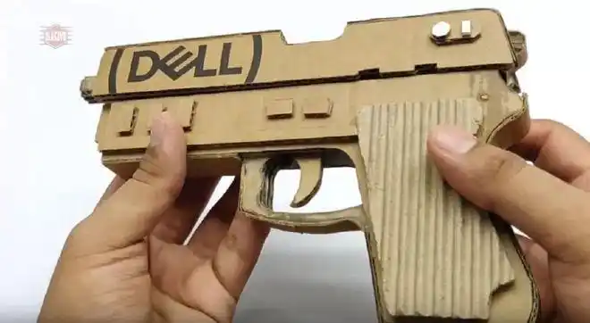 youtube上就有这么一位大神用瓦楞纸制手枪,而且还是可以发射的哦