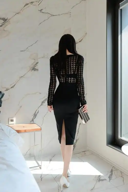 韩国美女孙允珠最新时尚写真:单排扣黑色高级弹力连衣裙