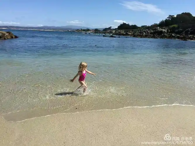小女孩在海边戏水.