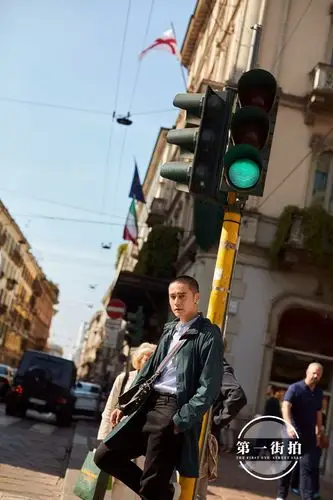 蒋劲夫最新街拍曝光 异国街头惬意沐浴阳光