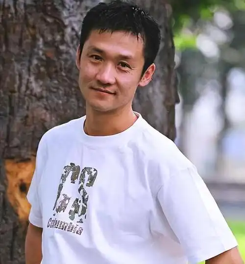 回顾黄志忠:为新欢抛家弃子,儿子的疏远让他悔恨不已,今还好吗