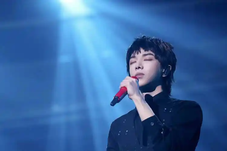 华晨宇九周年音乐会再续"花火之约" 拥抱交响乐上演震撼现场-焦点