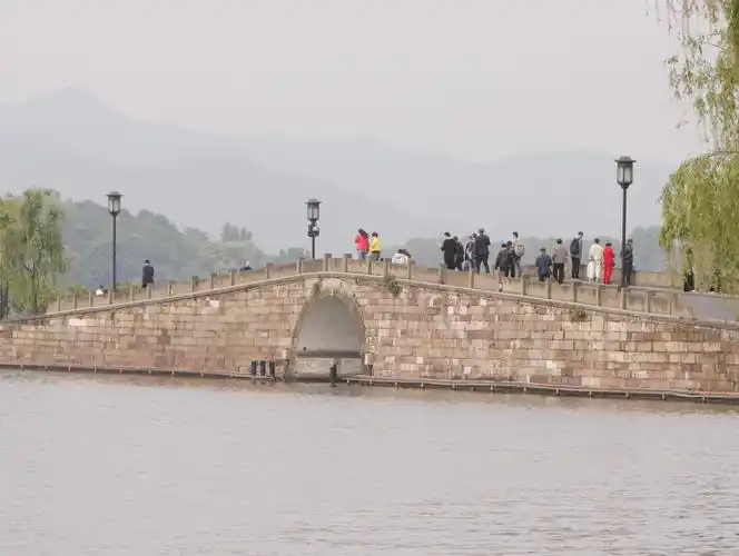 西湖十景——《平湖秋月》,《断桥残雪》.