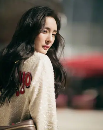 杨幂全脸美照来袭,有盛世美颜发际线根本不是事._新浪看点