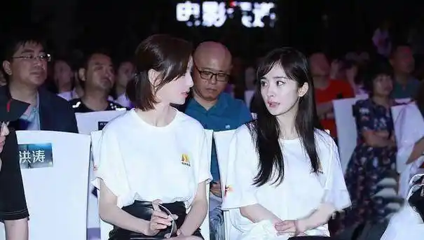 原创原创31岁杨幂与33岁佟丽娅同穿白t邻座一个学生范一个ol范谁更美