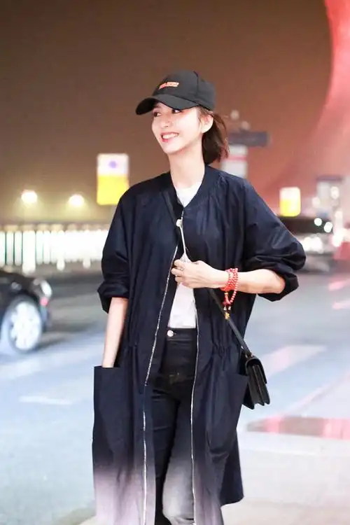 佟丽娅穿上运动装后看着真年轻,纯黑搭配显稚嫩,脚上拖鞋更抢镜