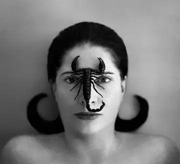 13前南斯拉夫著名的行为艺术家marina abramovic曾说过:"艺术家不