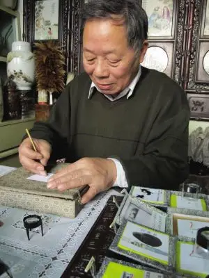 新疆微雕大师崔连根:毫厘之间雕刻人生