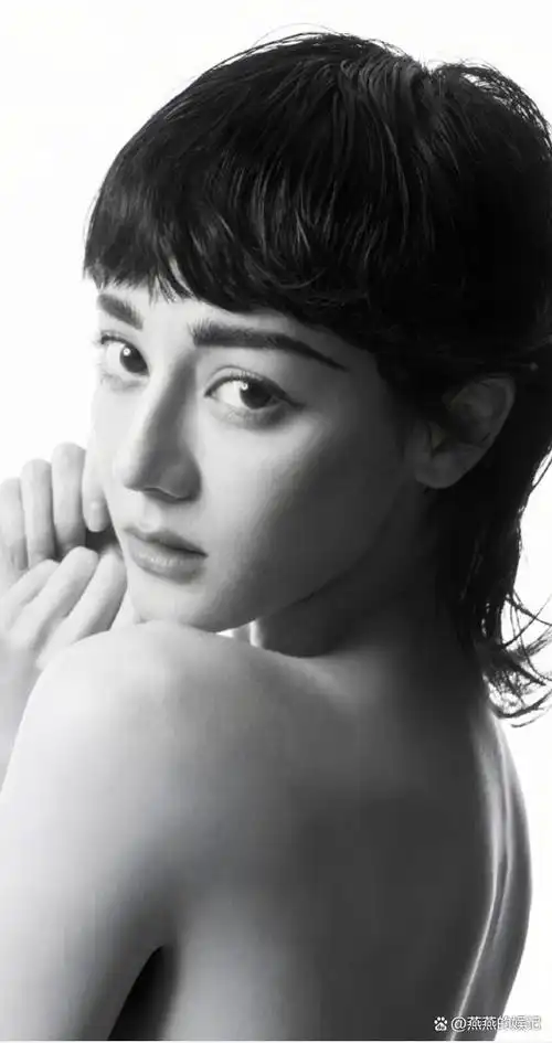 狼尾短发大胆突破,迪丽热巴的时尚魅力你感受到了吗?