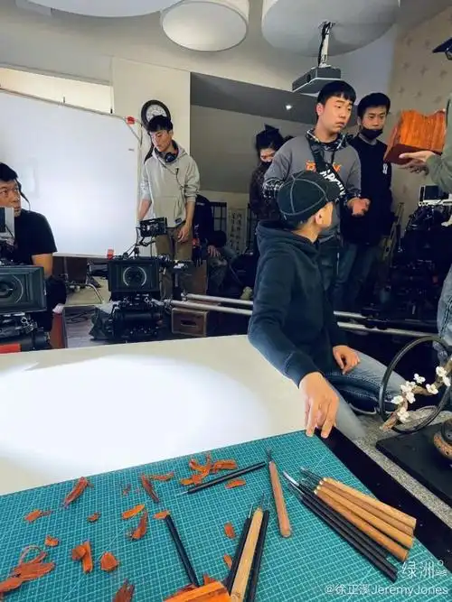 徐正溪影帝的公主片场照片状态能打拍摄间隙剧本不离手2