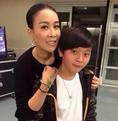 【图】那英儿子女儿近照欣赏 俏皮儿子长相英俊潇洒